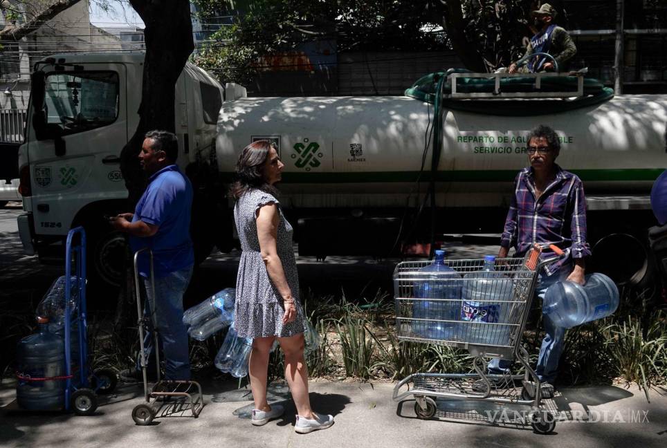 $!Habitantes de la colonia Nápoles y aledañas se abastecen de agua en garrafones ante los problemas de contaminación. | Foto: Cuartoscuro