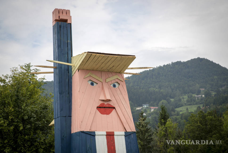 $!Erigen estatua poco halagadora de Trump en Eslovenia