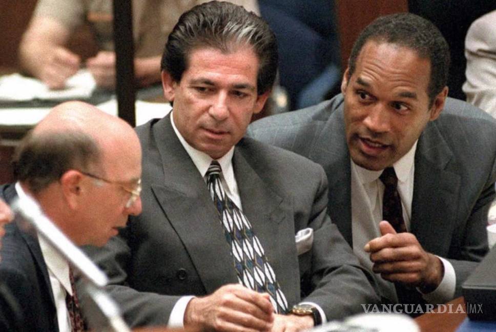 $!Robert Kardashian (centro), O.J. Simpson (derecha) en juicio por el asesinato de Nicole Brown
