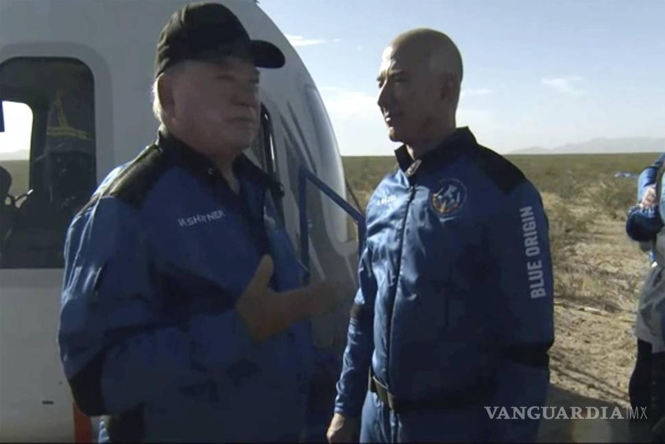 $!En esta imagen proporcionada por Blue Origin, William Shatner habla con Jeff Bezos sobre su experiencia tras salir de la cápsula Blue Origin cerca de Van Horn, Texas. AP/Blue Origin