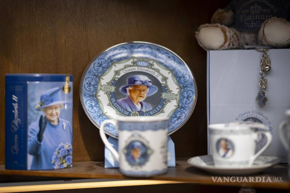 $!Recuerdos hechos para celebrar el Jubileo de Platino de la Reina Isabel II de Gran Bretaña se exhiben en una tienda de souvenirs en Londres.