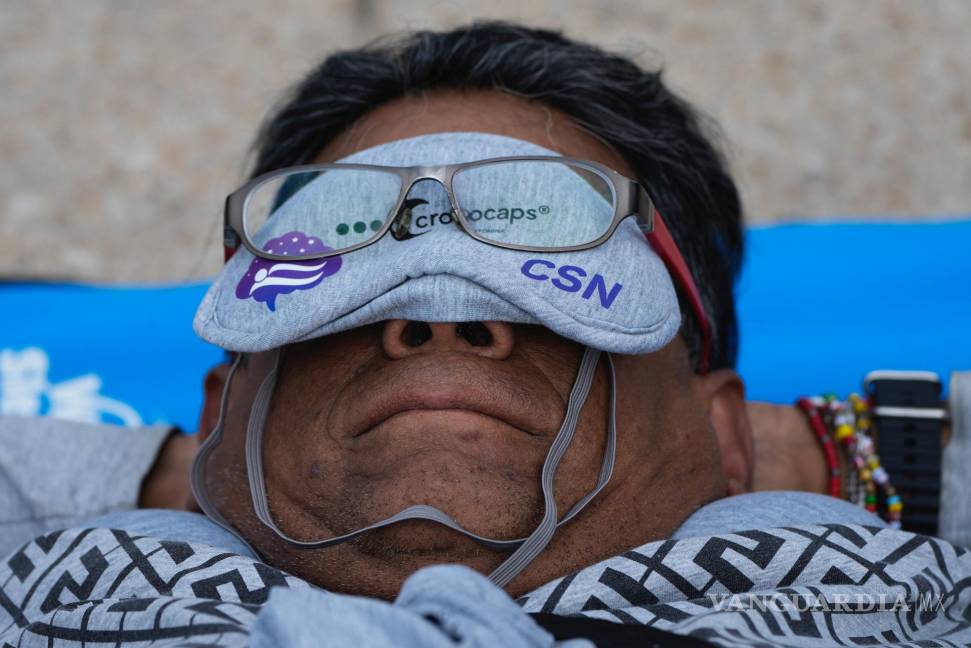 $!Un hombre toma una siesta durante un evento denominado la “siesta masiva”, que conmemora el Día Mundial del Sueño, en la Ciudad de México.