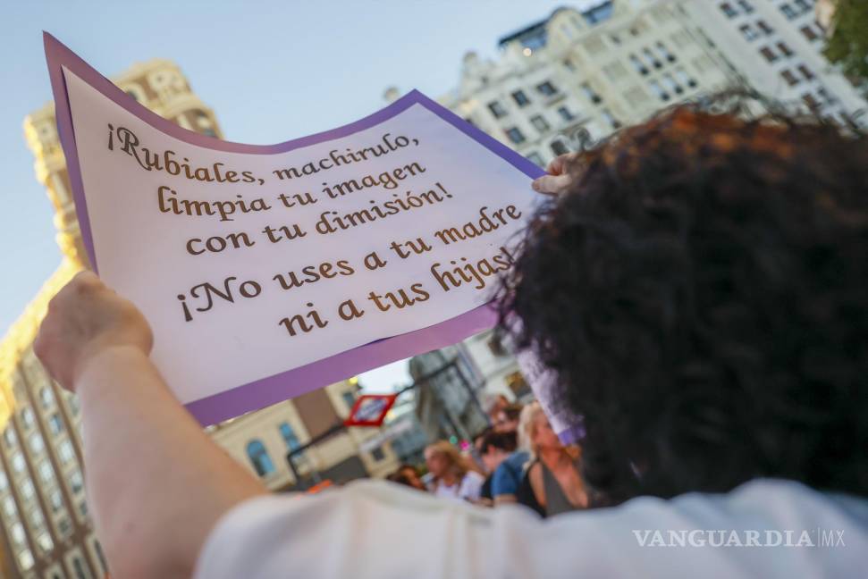 $!Decenas de mujeres se manifestaron en apoyo a las jugadoras de la Selección española de futbol y en concreto de Jenni Hermoso en Madrid.