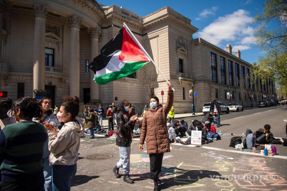 $!Pro palestinos se manifiestan en la Universidad de Yale en New Haven, Connecticut. Muchos se han mostrado reacios a hablar con los periodistas.