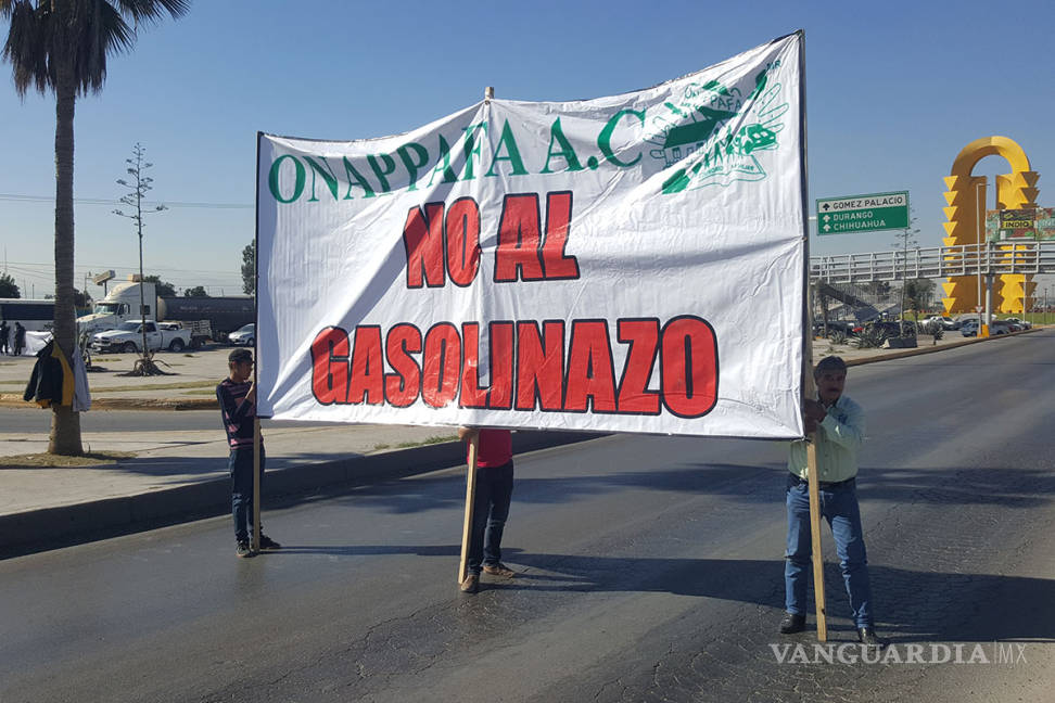 $!La Onappafa bloquea oficinas del SAT en Torreón por el gasolinazo