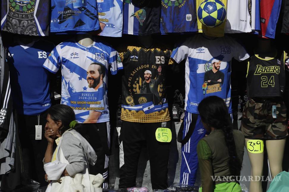 $!Camisetas a la venta con la imagen del presidente de El Salvador, Nayib Bukele en San Salvador, El Salvador.