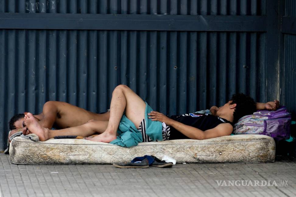 $!Personas sin hogar duermen en un colchón en una avenida de Buenos Aires, Argentina.
