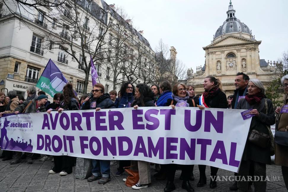 $!Activistas sostienen una pancarta que dice El aborto es un derecho fundamental durante una manifestación frente a la Universidad La Sorbona en París, Francia.