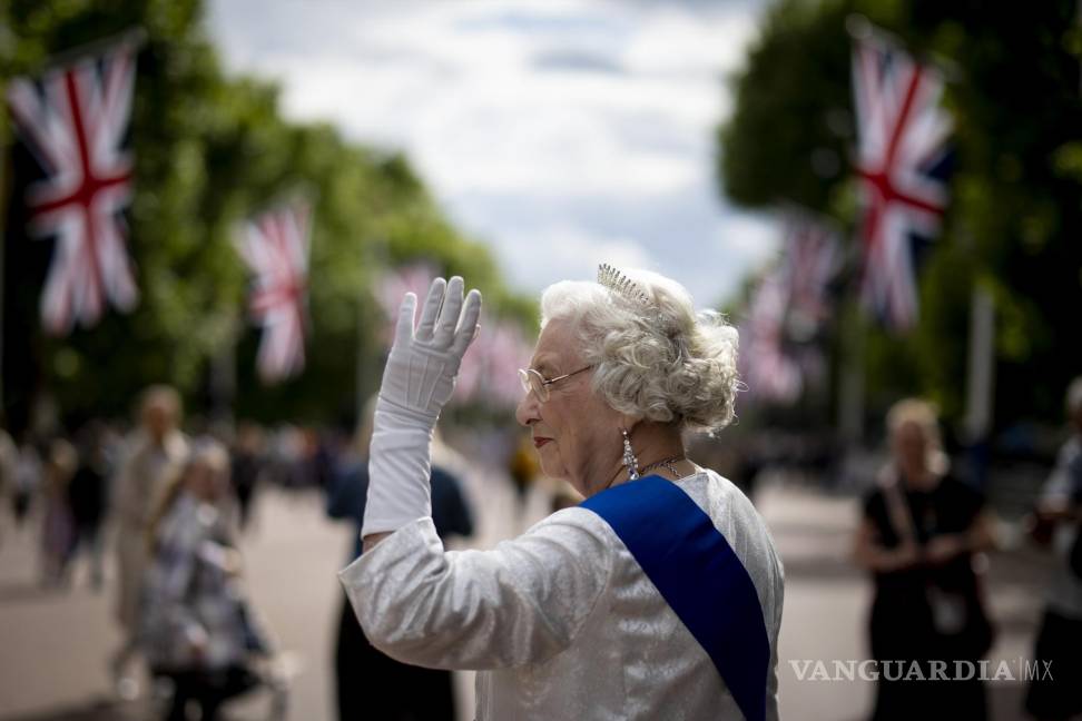 $!Una persona disfrazada de la Reina Isabel II de Gran Bretaña saluda a la gente en The Mall antes del Jubileo de Platino de la Reina Isabel II en Londres.