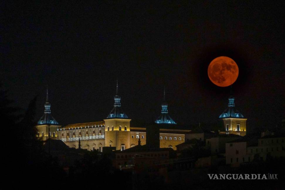 $!La luna llena acompañada por el Alcázar de Toledo.