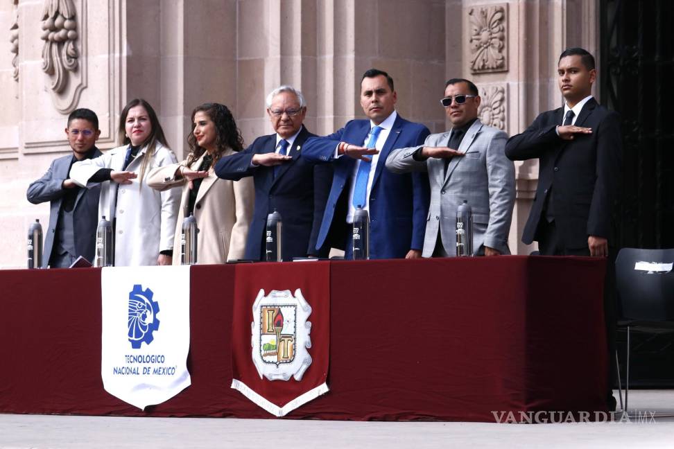 $!Ramón Jiménez López presidió una ceremonia cívica en la explanada del Instituto Tecnológico de Saltillo.