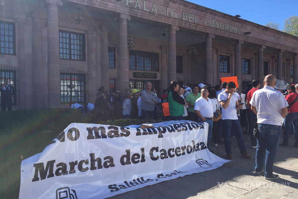 $!Transportistas se unen a manifestaciones contra el gasolinazo en Saltillo