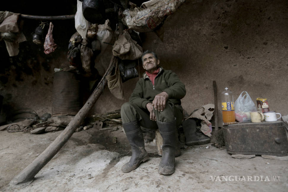 $!Hombre de casi ochenta años vive en una cueva, sin luz, ni agua, ni teléfono desde hace 40 años