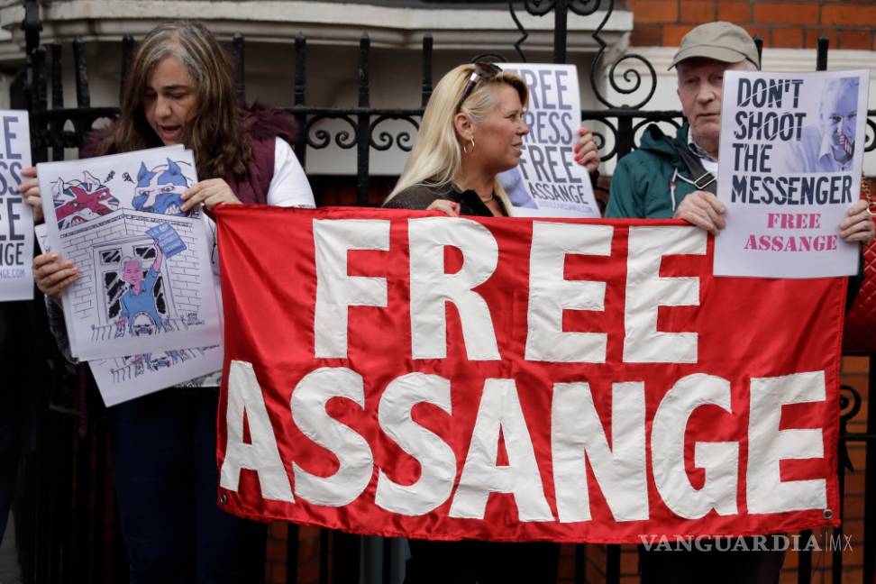 $!Scotland Yard detendrá a Assange si sale de la embajada