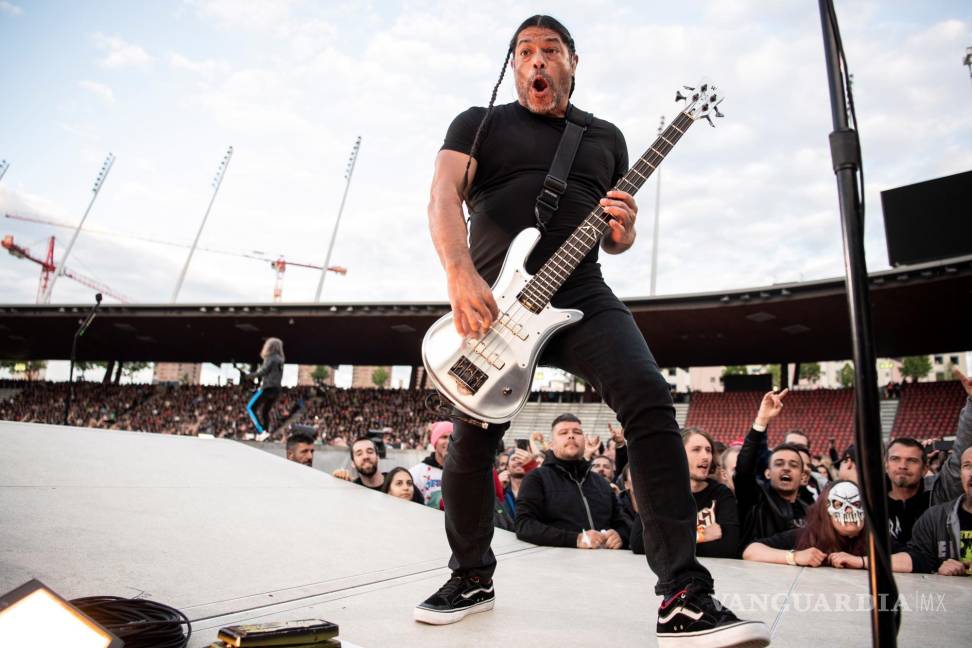 $!El bajo Robert Trujillo, de origen mexicano, en un concierto de Metallica en Zurich (SuizaI), el 10 de mayo de 2019. EFE/EPA/Ennio Leanza