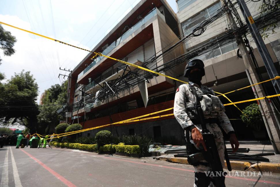 $!Miembros de la Guardia Nacional vigilan la zona donde ocurrió una explosión por fuga de gas en un edificio de Ciudad de México (México). EFE/ Sáshenka Gutiérrez