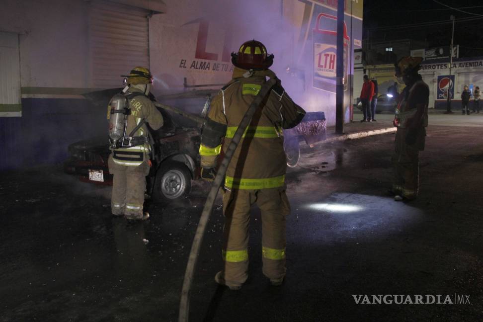$!Piromaniacos incendian camioneta en Saltillo