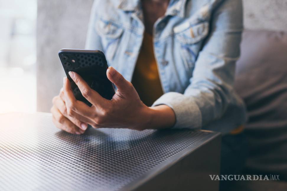 Aumenta la cantidad de usuarios que eliminan ‘apps’ de su teléfono por motivos de privacidad, o que evitan compartir datos personales en una aplicación. | Foto: panitanphoto-shutterstock, facilitada por Journalistic.org. $!Aumenta la cantidad de usuarios que eliminan ‘apps’ de su teléfono por motivos de privacidad, o que evitan compartir datos personales en una aplicación. | Foto: panitanphoto-shutterstock, facilitada por Journalistic.org.