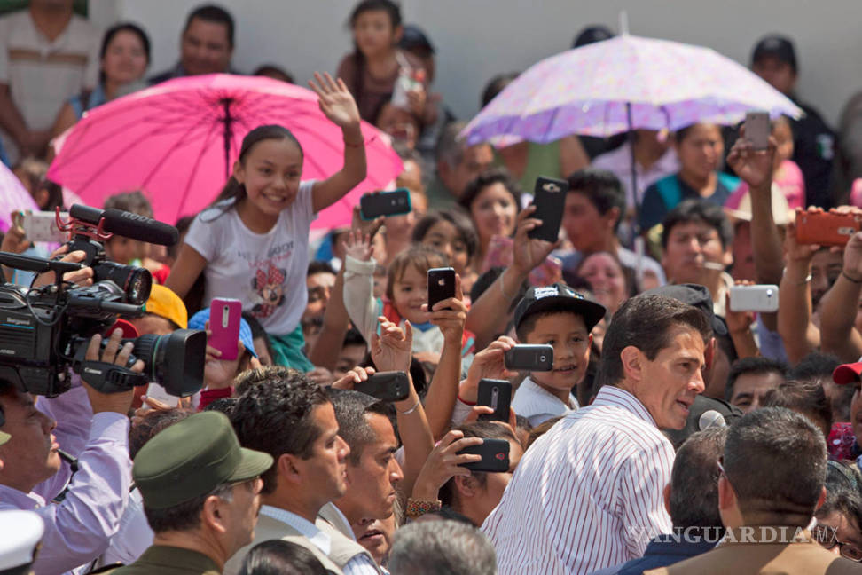 $!Peña Nieto inauguró teleférico en Ecatepec... rodeado de francotiradores (fotos)