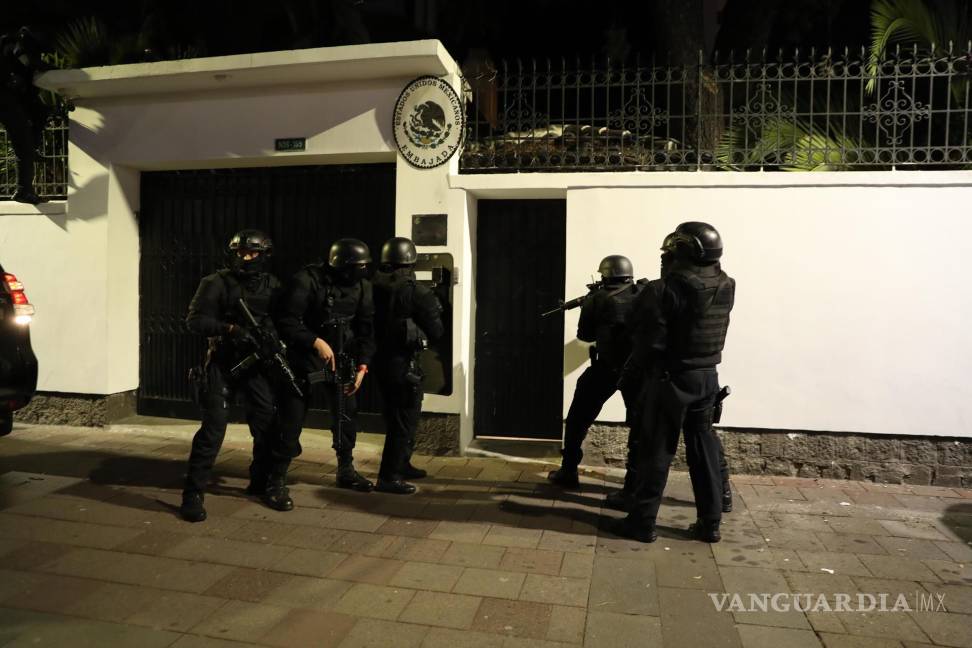 $!Integrantes de un cuerpo élite de la Policía ecuatoriana irrumpen en la Embajada de México para detener al exvicepresidente Jorge Glas en Quito, Ecuador.