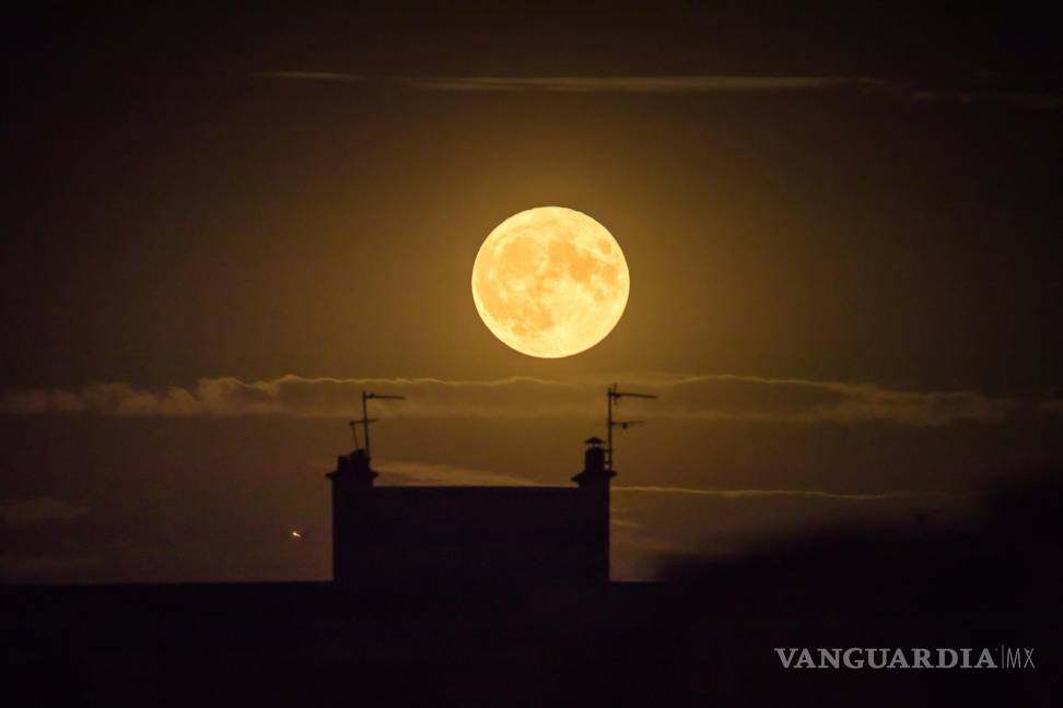 $!La superluna se eleva sobre los tejados de Bois-Colombes, cerca de París, Francia, el 13 de julio de 2022.