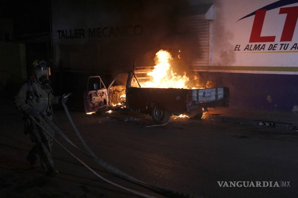 $!Piromaniacos incendian camioneta en Saltillo
