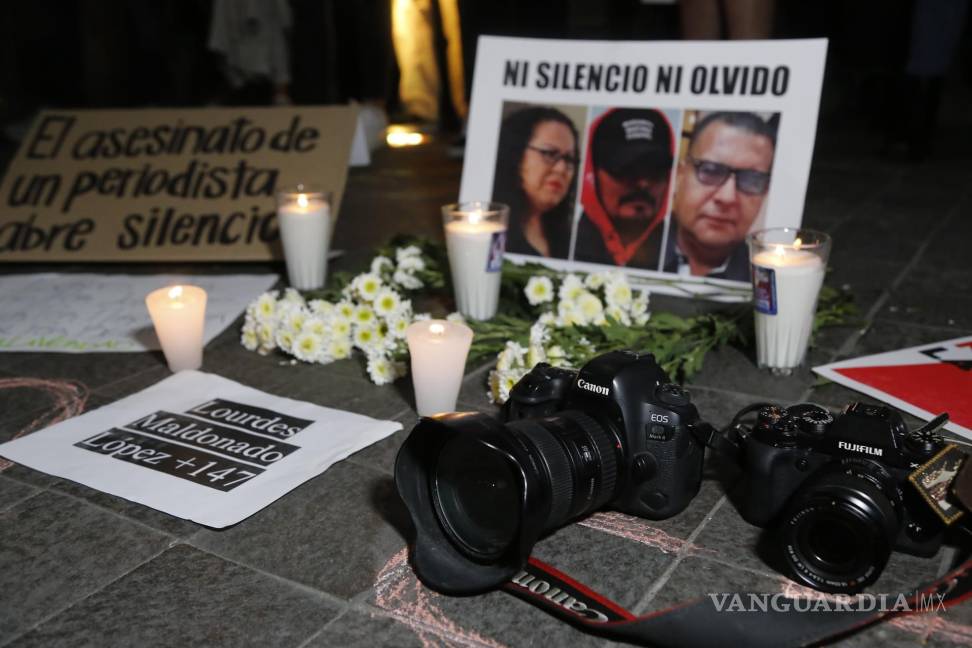 $!Periodistas de diferentes medios de comunicación protestan por los asesinatos a periodistas en la Plaza de Armas, en Guadalajara, Jalisco. EFE/Francisco Guasco