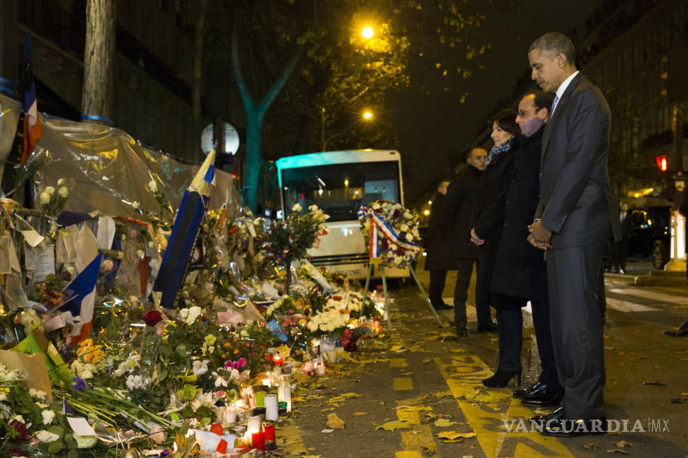 $!Hollande y Obama riden homenaje a víctimas del Bataclan