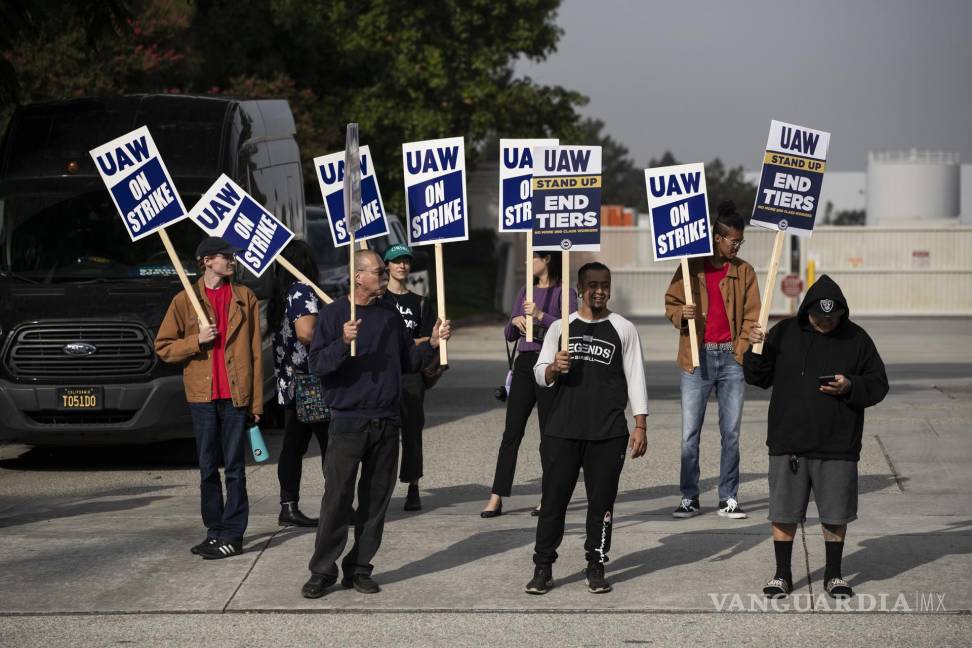 $!UAW anunció que extenderá su huelga en EE.UU. contra Stellantis y General Motors.