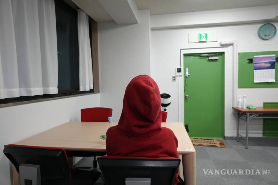 $!La víctima del ‘Host Club’, Yu Tanaka (nombre ficticio), de 20 años, se sienta en la oficina de Seiboren en Kabukicho, Shinjuku, Tokio, Japón.