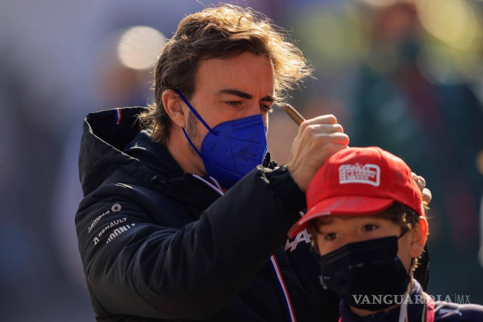 $!El español Fernando Alonso de Alpine da un autógrafo hoy, al Gran Premio de Fórmula Uno de México que se realiza en el Autódromo Hermanos Rodríguez en Ciudad de México