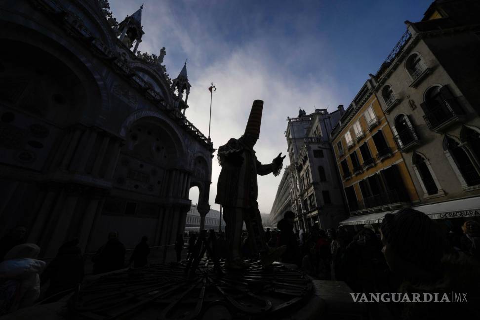 $!Un hombre vestido de arlequín interactúa con visitantes durante el Carnaval, en Venecia, el 28 de enero de 2024.