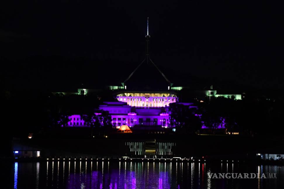 $!La antigua Casa del Parlamento y la Casa del Parlamento Federal se iluminan para las celebraciones del Jubileo de Platino de la Reina Isabel II en Canberra, Australia.