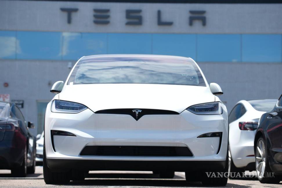$!Un Model X 2023 se encuentra afuera de un concesionario Tesla el 18 de junio de 2023 en Englewood, Colorado.