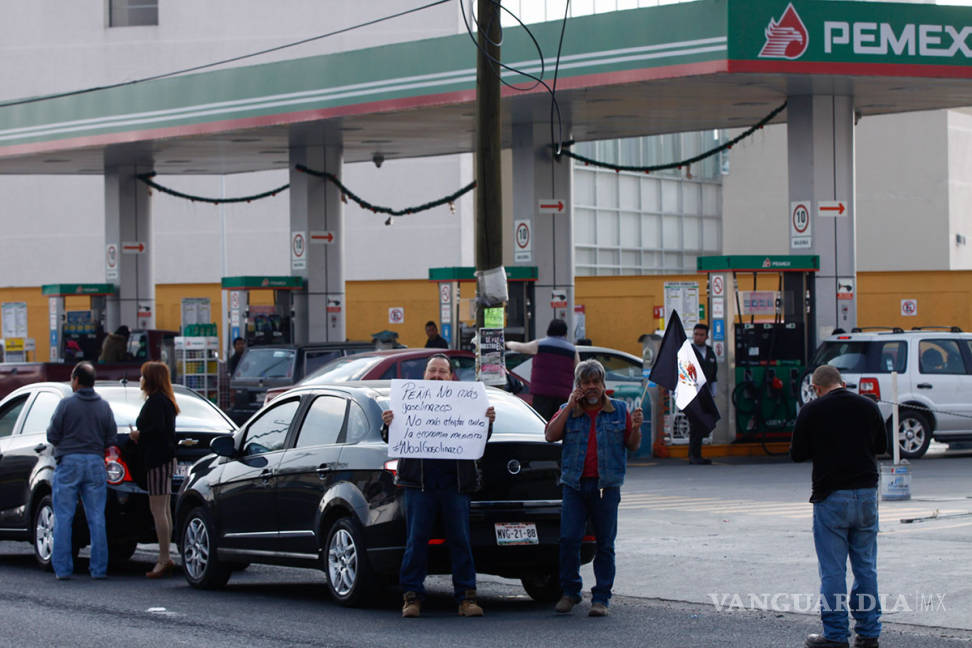 $!Bloqueos en varias carreteras de México contra el 'gasolinazo'