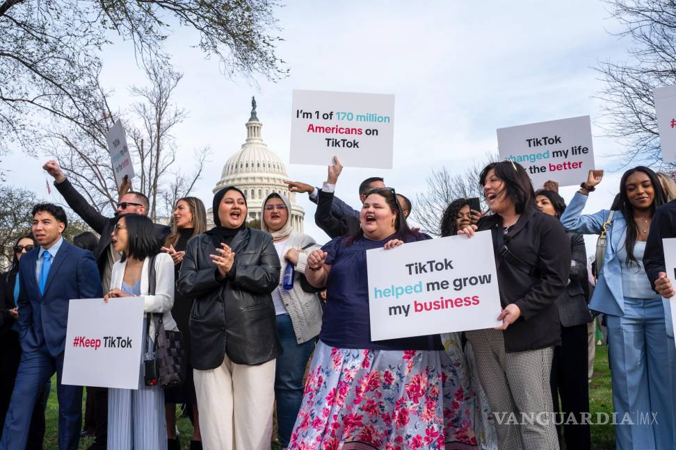 $!Personas a favor de TikTok se reúnen en el Capitolio en Washington.