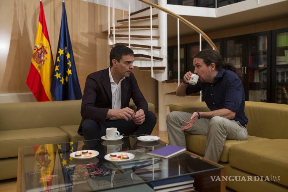 $!Pedro Sánchez y Pablo Iglesias se acercan en la búsqueda de Gobierno