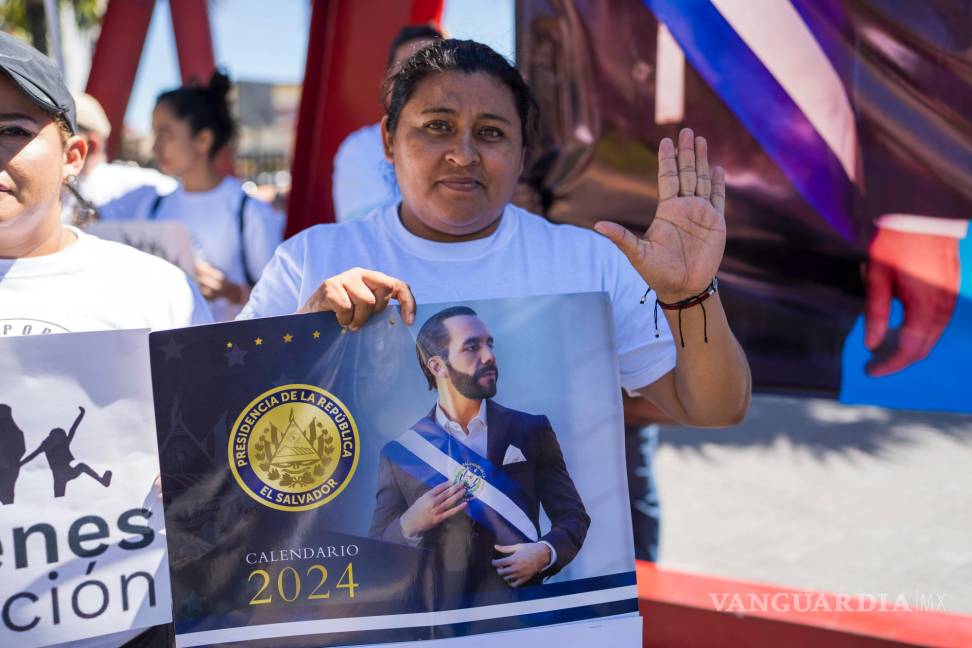 $!Un partidario del presidente de El Salvador, Nayib Bukele durante un evento de campaña frente a un centro comercial en San Salvador, El Salvador.