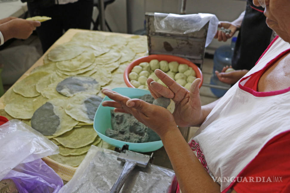 $!Placer culinario: Venden en Saltillo las “Tortillas eclipsadas”