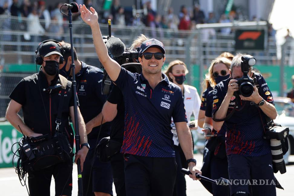 $!El mexicano Sergio Pérez de Red Bull saluda a los aficionados hoy, en el Gran Premio de Fórmula Uno de México que se realiza en el Autódromo Hermanos Rodríguez en Ciudad de México