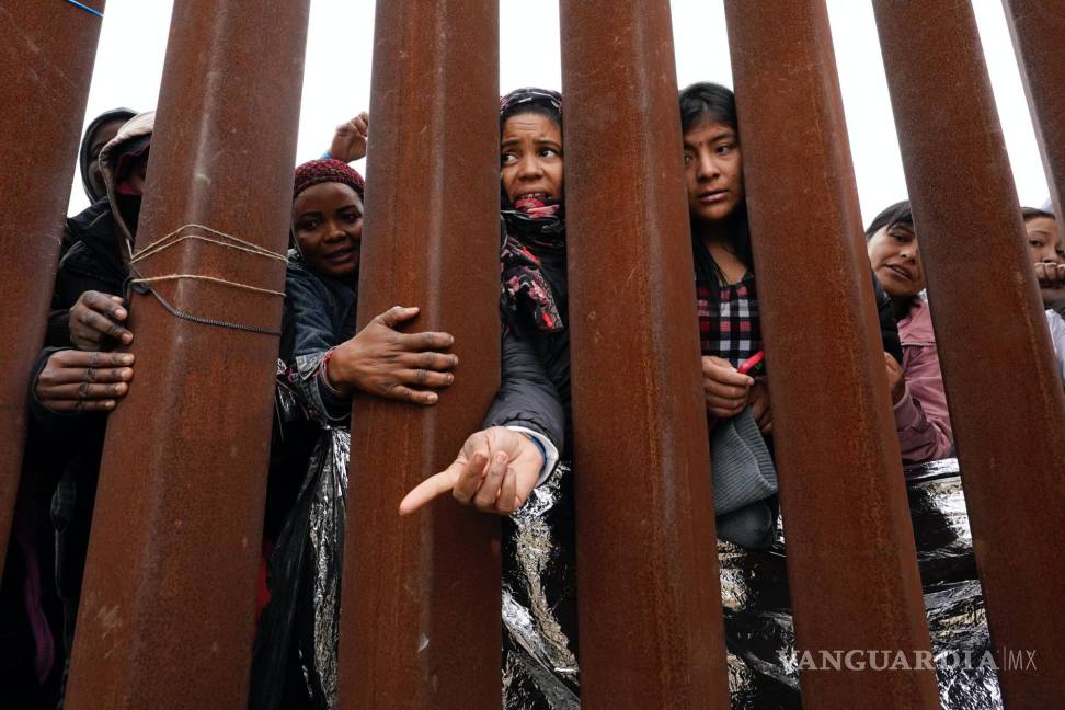 $!Migrantes esperan entre dos muros fronterizos para solicitar asilo en San Diego.