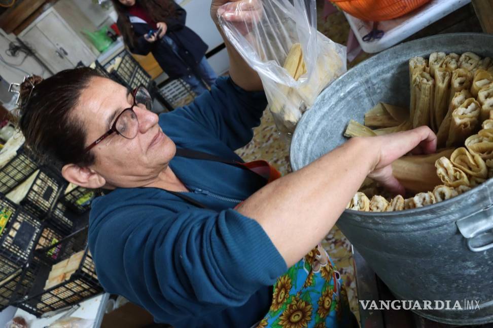$!En la calle Manuel Acuña, en el centro de Ramos Arizpe, doña Patricia es de las pioneras en la preparación de los tradicionales tamales.