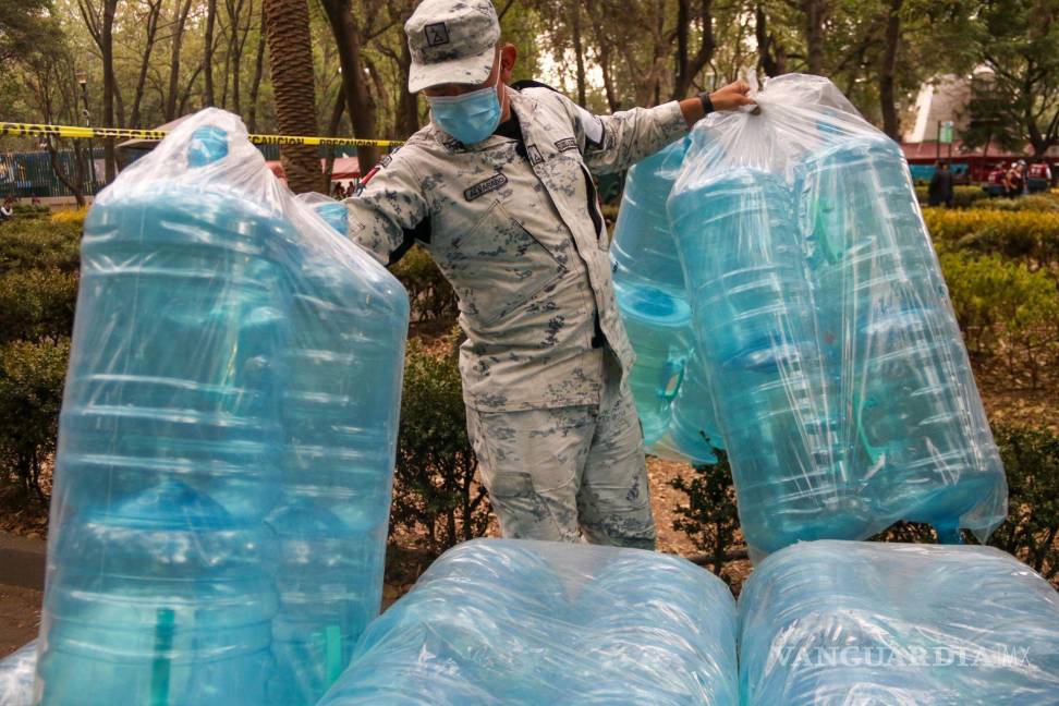 $!Miembros de la Guardia Nacional realizaron la supervisión de entrega de garrafones para los habitantes de la Ciudad de México | Foto: Cuartoscuro