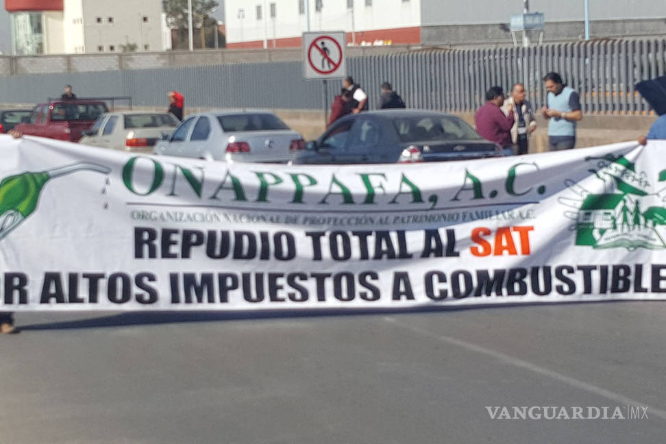 $!La Onappafa bloquea oficinas del SAT en Torreón por el gasolinazo