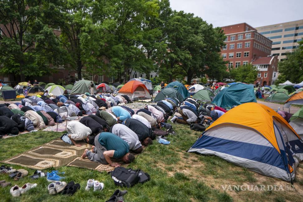 $!Personas participa en la oración Salat al-jumu’ah en campamento de manifestantes pro palestinos en la Universidad George Washington.