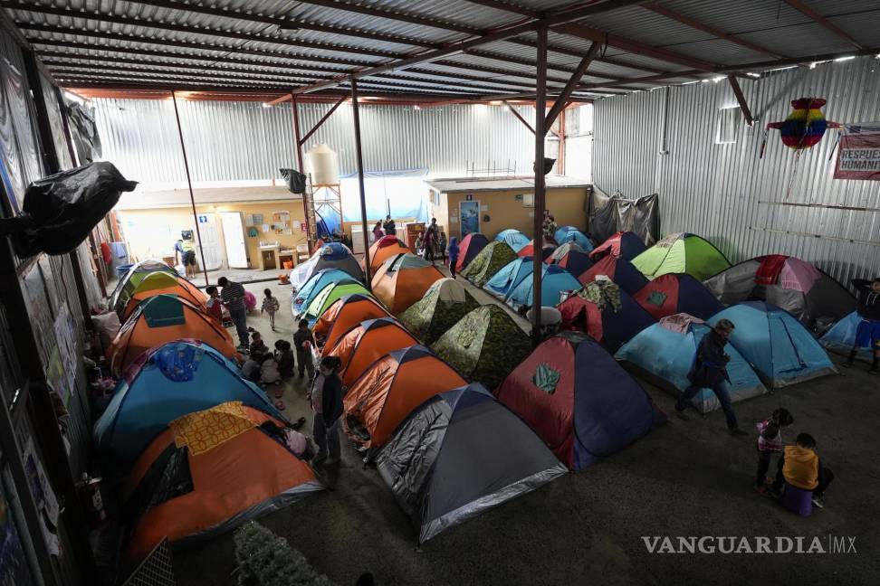 $!Migrantes esperan citas a través de la aplicación CBP One para solicitar asilo en los Estados Unidos en un albergue en Tijuana, México.