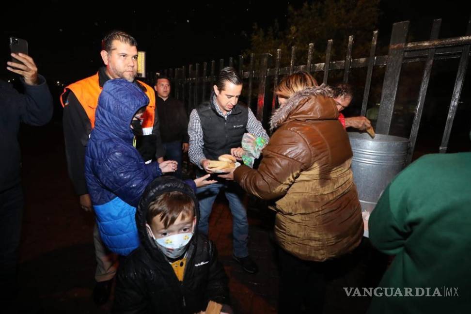 $!Bebidas calientes recibieron las personas que aguardan afuera del Hospital General en espera de noticias de sus seres queridos.
