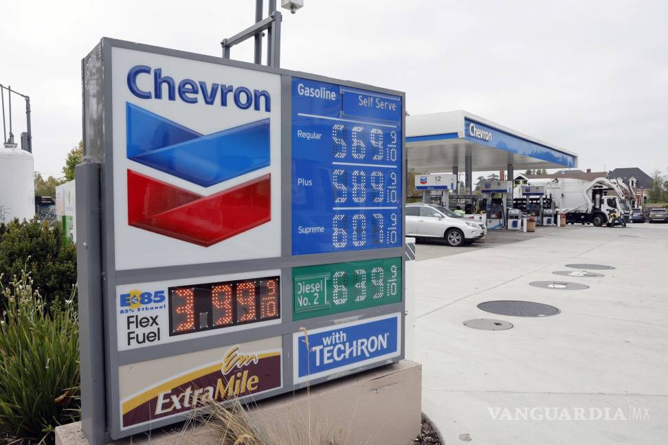 $!Una pantalla de precios de combustible de Chevron frente a una estación de gasolina de Chevron en Berkeley, California.