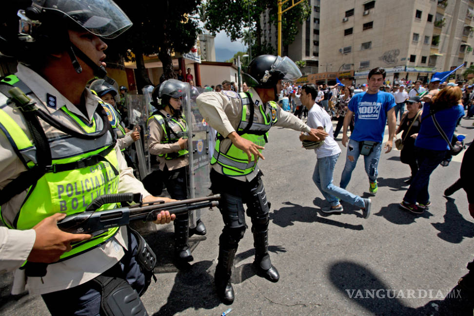 $!Policía venezolana bloquea marcha de oposición