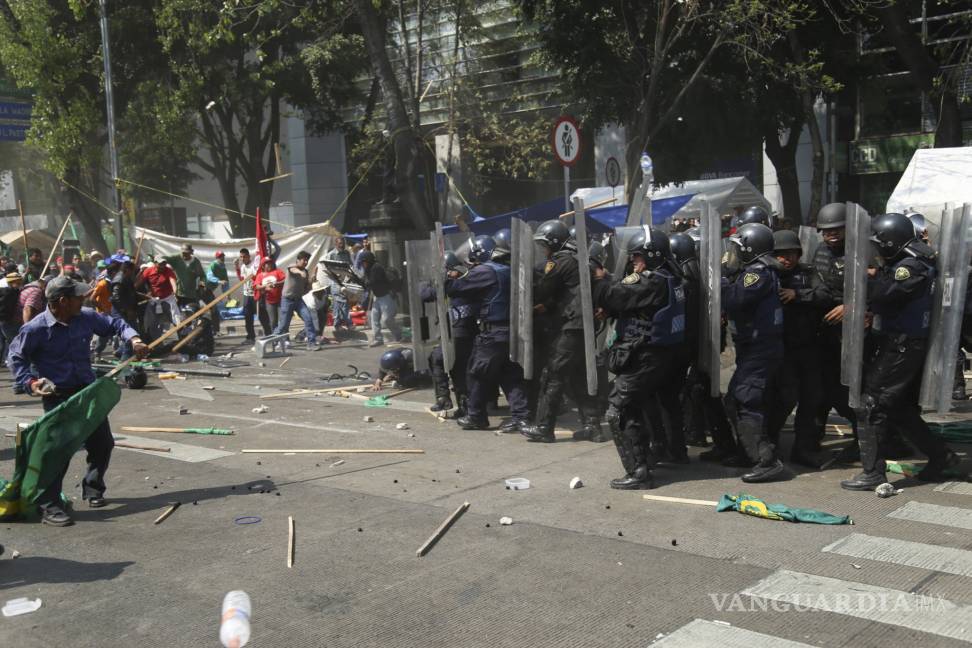 $!Campesinos y granaderos se enfrentan durante protesta por gasolinazo en CDMX